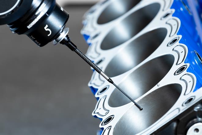 OPTiMUM™ gyémánt tapintószár, amely egy acél hengerbéléssel rendelkező Cosworth V10-es alumínium motorblokkot ellenőriz.