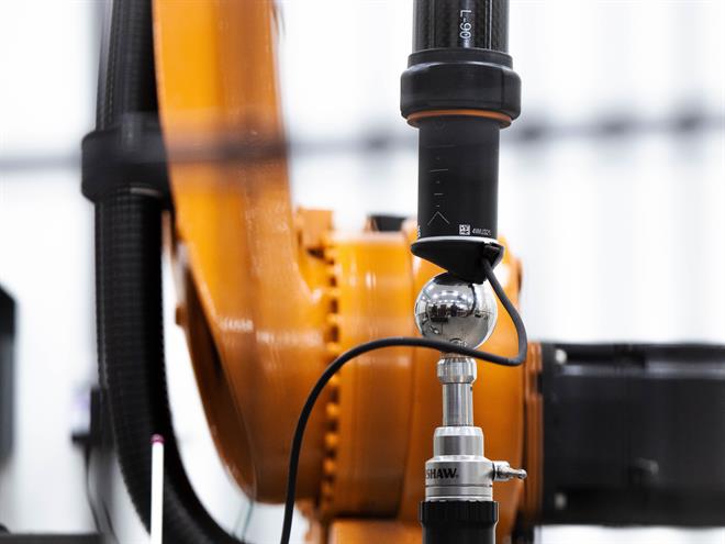 Renishaw RCS L-90 endüstriyel otomasyon ballbarı, bir robot kolu ile bir robot hücresi içindeki sıfırlama küresi arasına takılır