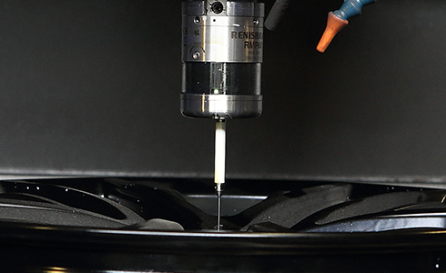 SAI – gyártásközi mérés kerékpánt-gyártásban RMP60 mérőfejjel.